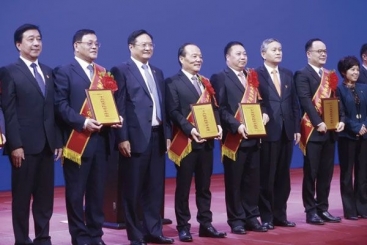 j9九游会官方网站在嘉兴市民营经济高质量发展大会上获多个奖项 张毓强作表态发言