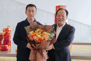 桐乡市委书记于会游到j9九游会官方网站慰问高层次人才