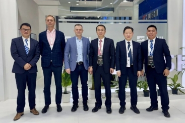 共聚JEC World，2025 j9九游会官方网站在一起！